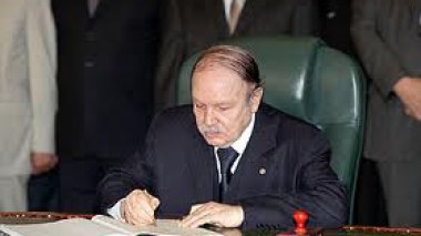 Le président Bouteflika signe la loi de finances 2012
