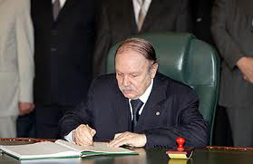 Le président Bouteflika signe la loi de finances 2012