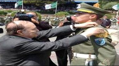 Le président Bouteflika préside une cérémonie de remise de grades à des officiers supérieurs de l’ANP