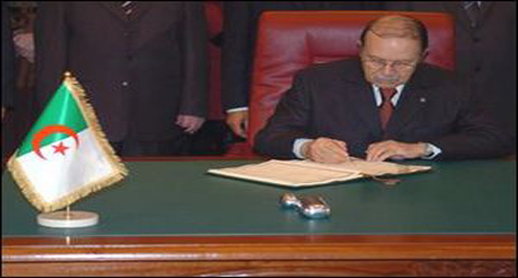 Le président Bouteflika signe plusieurs accords, conventions et traités internationaux