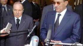 الرئيس المصري حسني مبارك   في زيارة مفاجئة للجزائر لتعزية الرئيس  عبد العزيز بوتفليقة