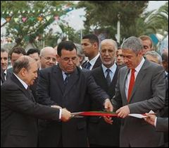 Le président Bouteflika inaugure la Foire internationale d'Alger en compagnie du Premier ministre portugais