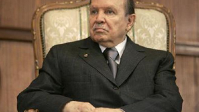 بوتفليقة‭ ‬ينهي‭ ‬الجدل‭ ‬ويرسّم‭ ‬قوانين‭ ‬الإصلاحات‭ ‬رغم‭ ‬الانتقادات