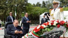 Bouteflika se recueille à la mémoire des martyrs de la Révolution
