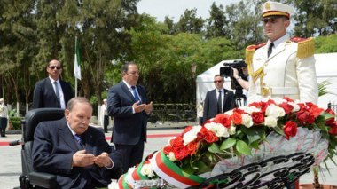 Bouteflika se recueille à la mémoire des martyrs de la Révolution