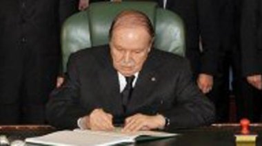 Le président Bouteflika signe la loi de finances 2013