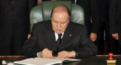 Le président Bouteflika signe la loi de finances 2013