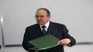 Bouteflika signe quatre conventions arabes
