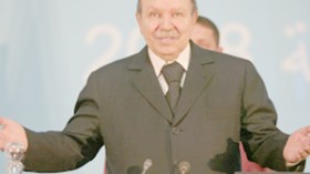 بوتفليقة أمر بوقف المنح الدراسية في الخارج