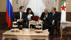 بوتفليقة يستقبل مدفيديف