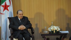 بوتفليقة: القصف لا يكفي لحل أزمات المنطقة