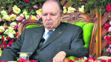 Des posters de Bouteflika déchirés et foulés au pied à Oran