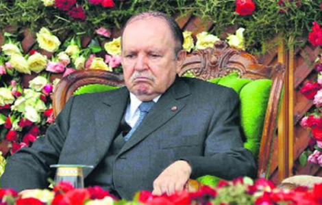 Des posters de Bouteflika déchirés et foulés au pied à Oran