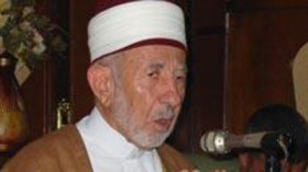 الاعتداء  على البوطي بعد فتواه بجواز السجود فوق صور بشار الأسد