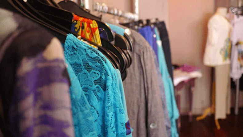 ملابس “العمالقة”.. رحلة بحث شاقة عن المقاس والأناقة