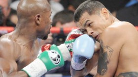 لويس سواريز  .. يعض بطل العالم في الملاكمة !