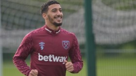 صحفي بريطاني يُوبّخ مدرب وست هام: لماذا تحتجز بن رحمة؟