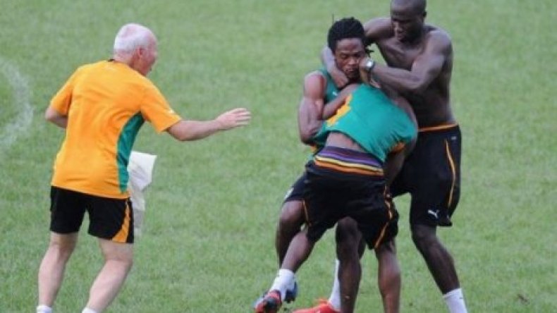 “فيلان” يتصارعان في تدريبات منتخب كوت ديفوار!