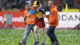 البلجيكيون أيضا.. إجتياح الملعب لا جنسية له!