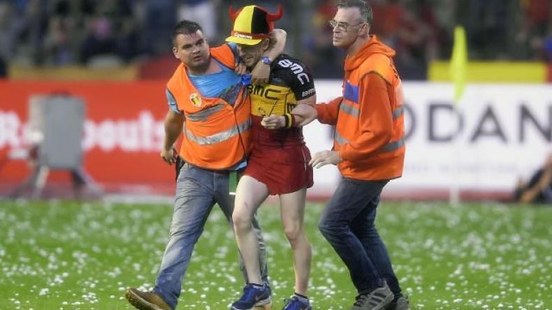 البلجيكيون أيضا.. إجتياح الملعب لا جنسية له!