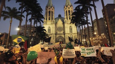 Les manifestations dégénèrent au Brésil: un mort et des dizaines de blessés