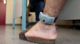 الحكومة تصادق على مشروع قانون السوار الإلكتروني