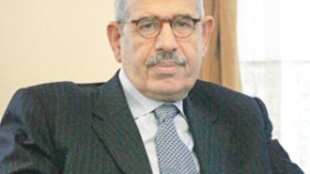 رشق البرادعي بالحجارة والأحذية في القاهرة