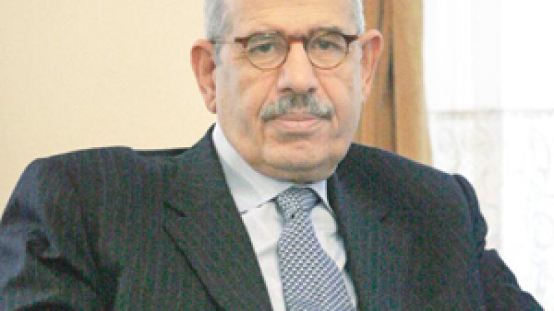 رشق البرادعي بالحجارة والأحذية في القاهرة