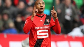 نيوكاسل وإيفرتون تسعيان لضم ابراهيمي من غرناطة