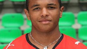 ياسين‭ ‬براهيمي‭ ‬يضع‭ ‬فرنسا‭ ‬أولوية‭ ‬على‭ ‬الجزائر