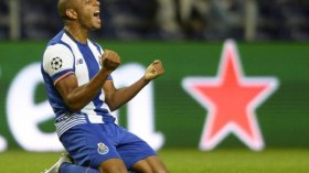 براهيمي هدافا.. ويخرج مصابا