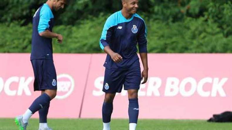 “براهيمي لاعب مميز وخلوق.. وأقنعني باللعب لغرناطة”