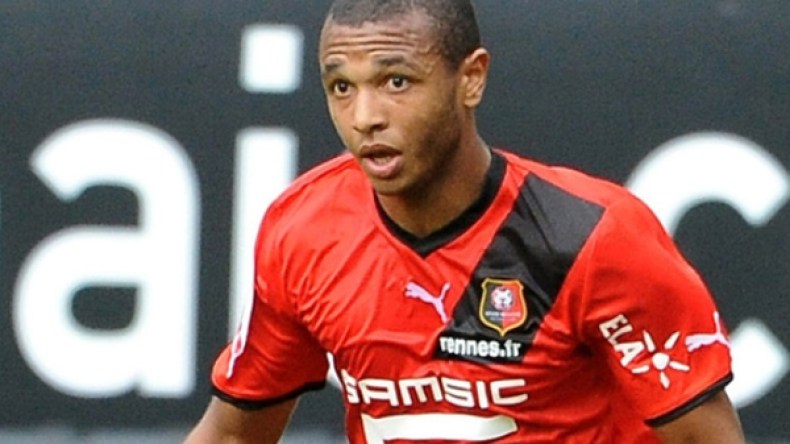 براهيمي‮ ‬يطرد مدافع منتخب مصر من معسكر السنغال وتونس