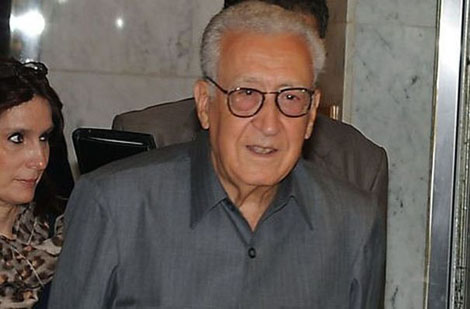 Lakhdar Brahimi effectue une brève visite à Beyrouth avant son départ pour la Syrie