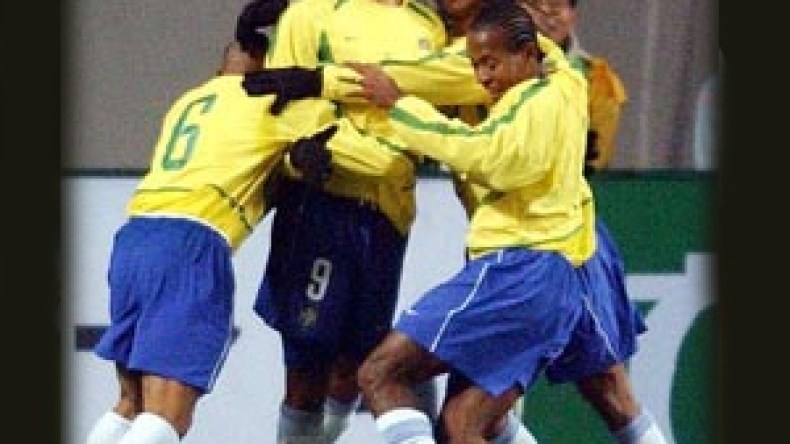 الأداء  البرازيلي  الجميل  بات  يتمتع  بذراع  حديدية