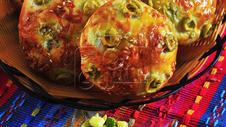خبز بالجبن والزيتون