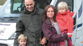 زوجان يبيعان منزلهما لتمويل رحلة أصدقاء فيسبوك العائلة