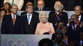 يدعو الله أن يحفظ الملكة ويعترف لها بأنها مصدر المجد والسعادة