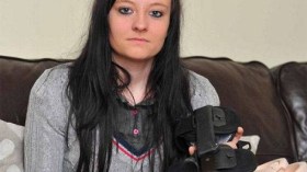 بريطانية تخلع كتفها كلما عطست