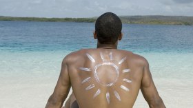 مصطافون لا يفرقون بين “البرونزاج” والحروق الجلدية المسرطنة