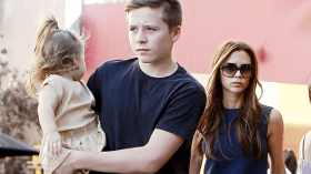 نجل بيكام يعمل نادلا في إحدى مقاهي لندن..ووالداه يشجعانه..  !