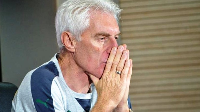 “غليان” في ياوندي .. والجميع يطالب بـ”رأس” بروس أمام “الخضر”