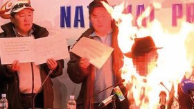 رئيس اتحاد التجارة المنغولي يحرق نفسه في مؤتمر صحفي