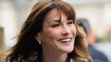 France: un projet de statue à l'effigie de Carla Bruni fait polémique