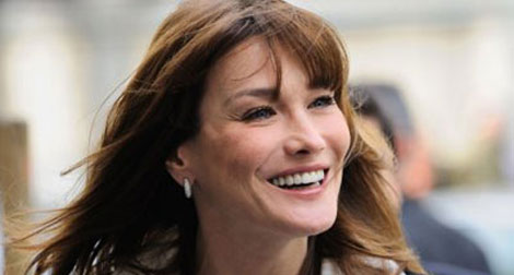 France: un projet de statue à l'effigie de Carla Bruni fait polémique