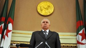 طريقان للانتقال الديمقراطي