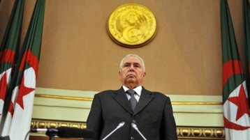 طريقان للانتقال الديمقراطي