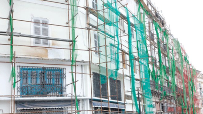 سقوط دعائم الأمان لترميم بناية بساحة الشهداء يثير الهلع