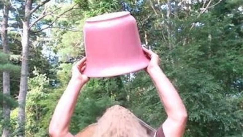 تحدي “دلو الرمال والركام” لإعادة إعمار غزة يستقطب النجوم العرب