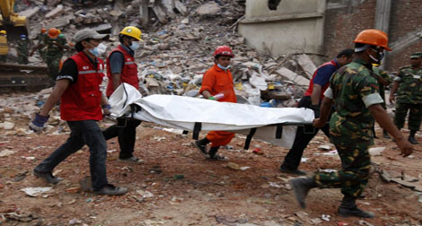 Effondrement d’un immeuble au Bangladesh: plus de 400 morts et des dizaines de disparus